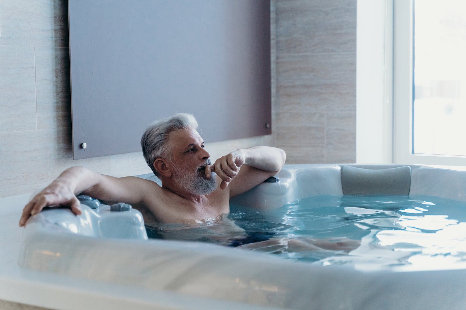 Man aan het chillen in zijn bubbelbad