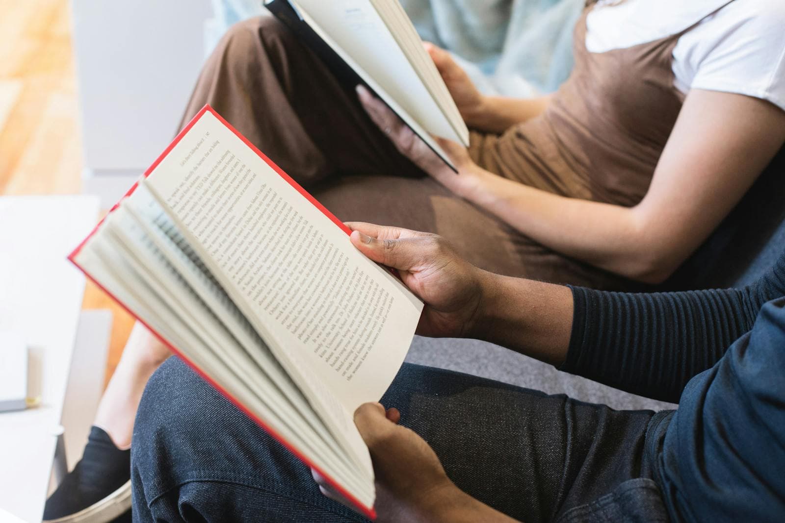 twee mensen lezen een boek