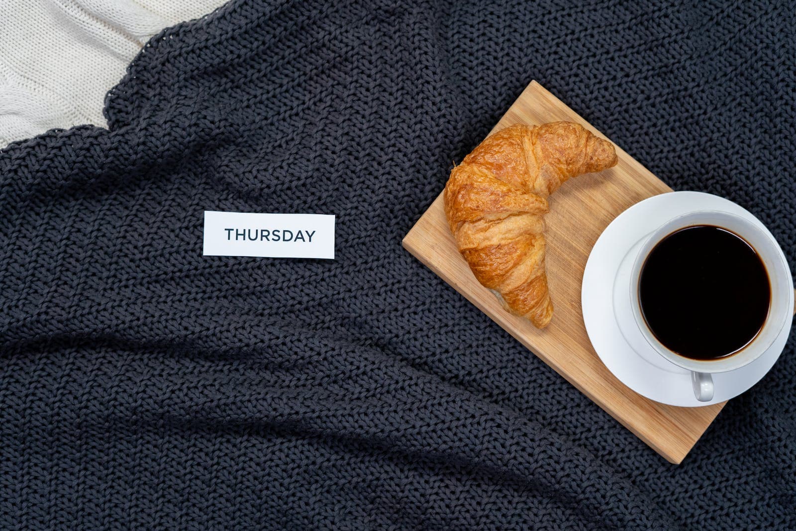 kopje koffie, broodje en het bordje donderdag