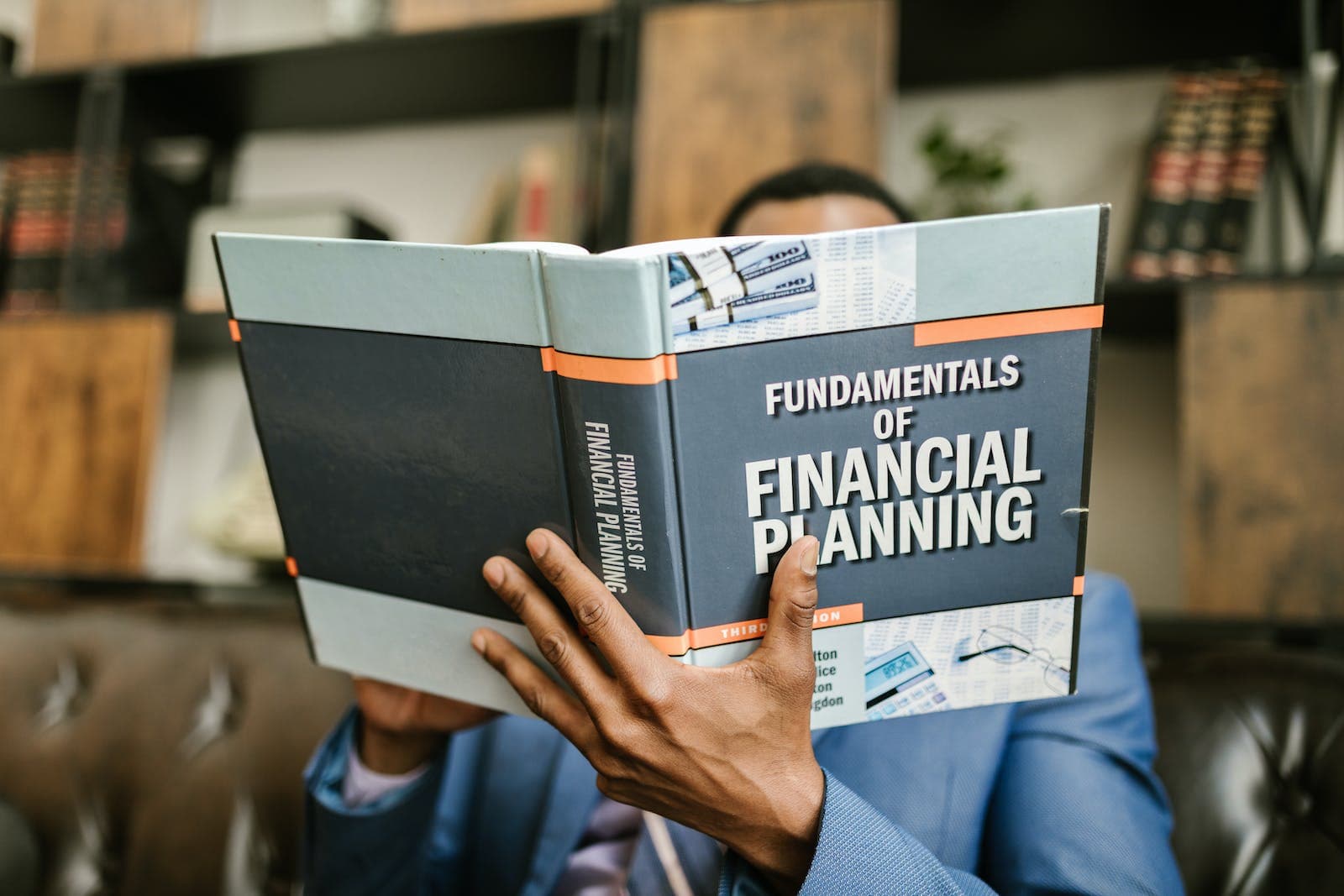 persoon leest boek over financiële strategie