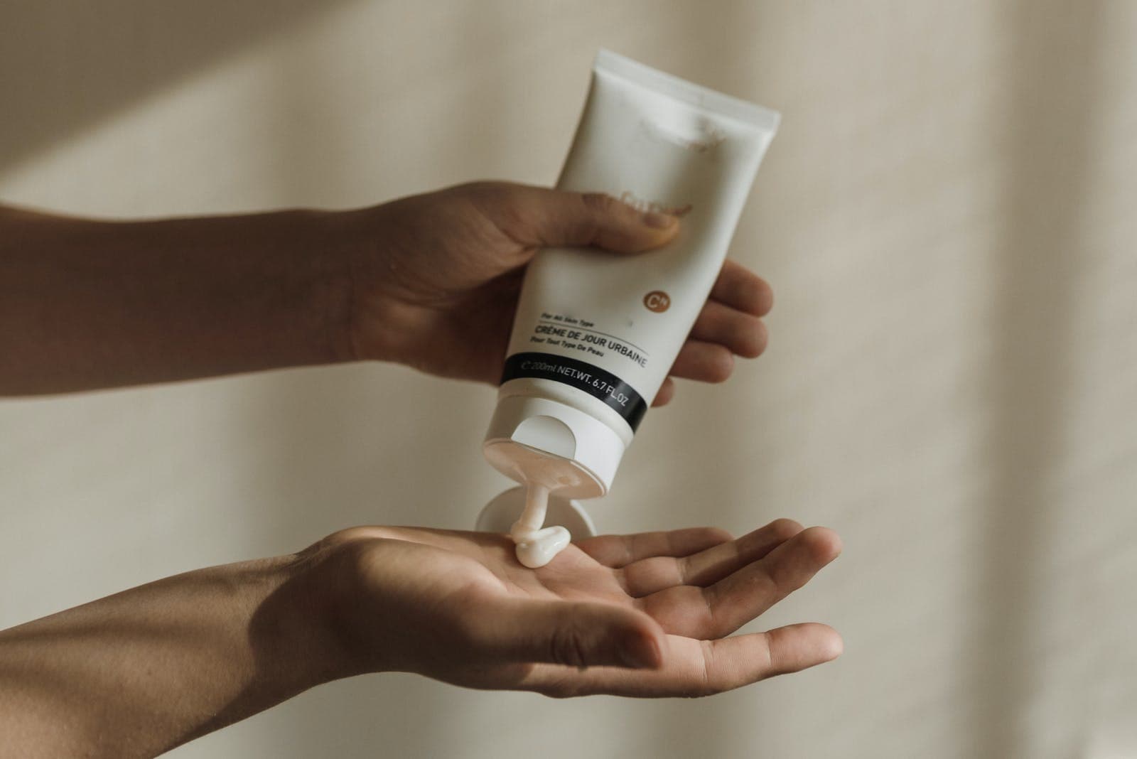 Een persoon die witte crème uitknijpt