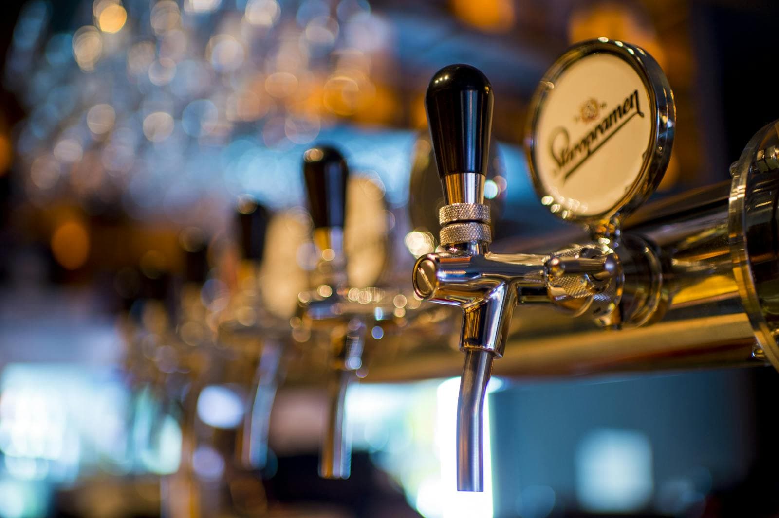 Een rijtje biertaps