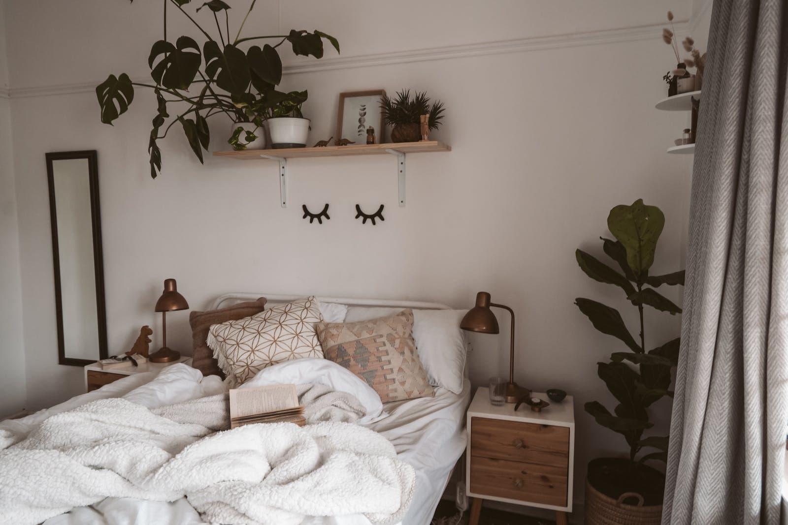 Een foto van een omgewoeld bed
