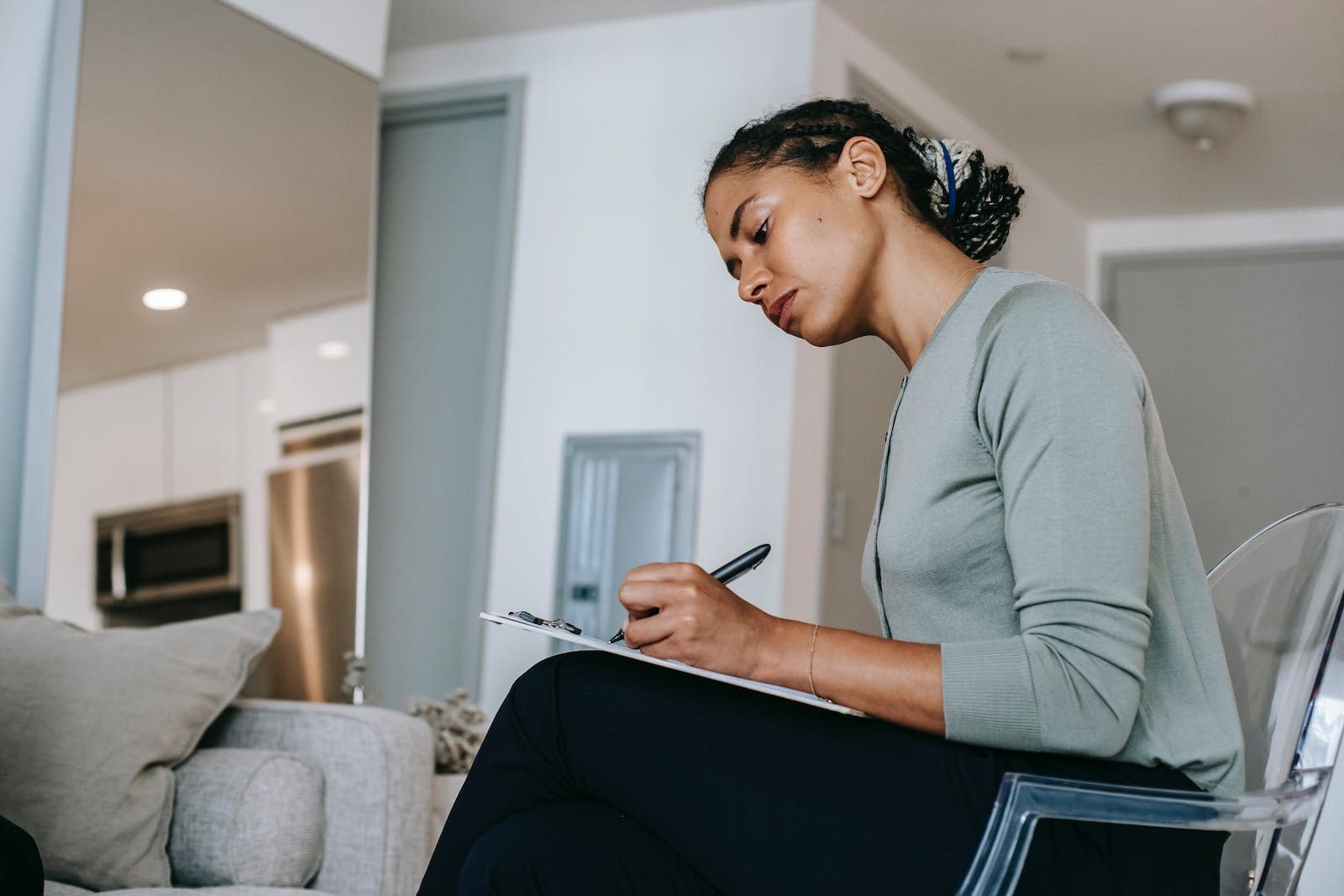 een mevrouw die zich concentreert op een oefening van een cursus zakelijk schrijven