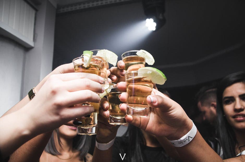 Foto van mensen die cheers doen