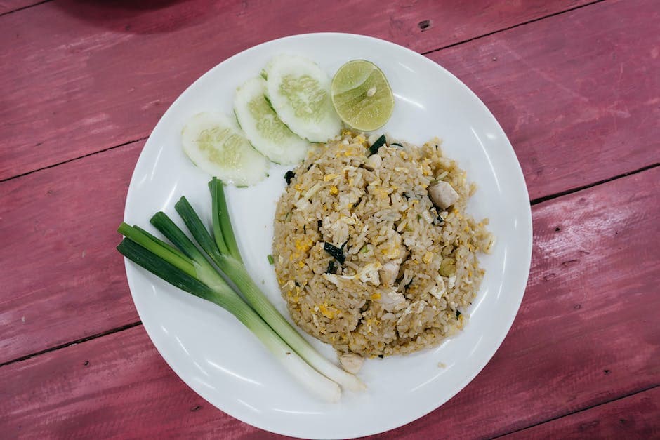 Gebakken rijst op een bord