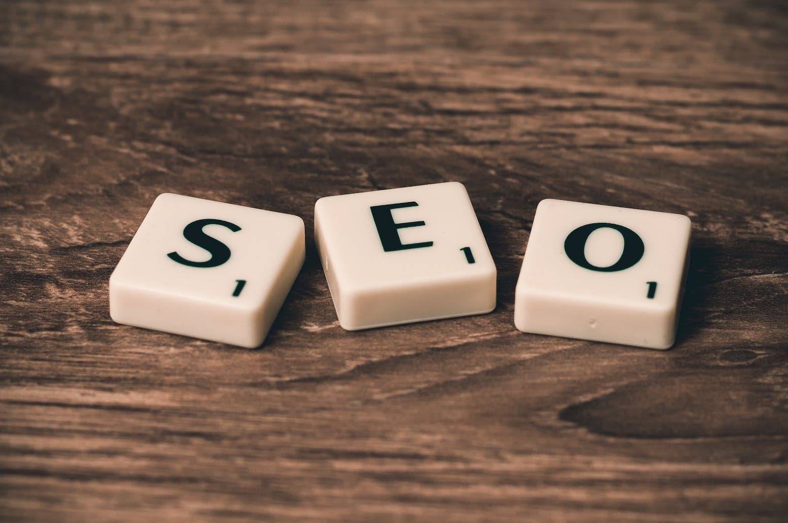 Drie Scrabble blokken met de tekst “SEO”