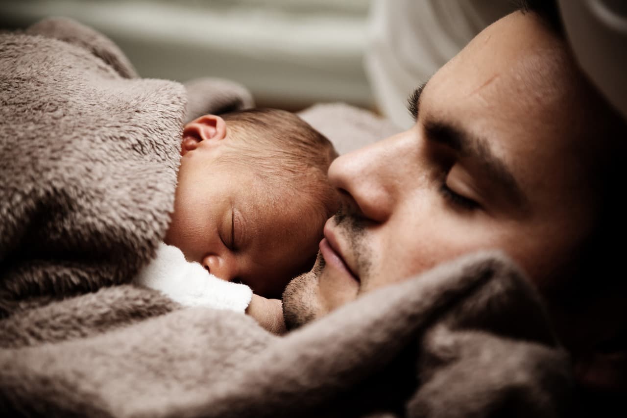 Slapende vader en baby