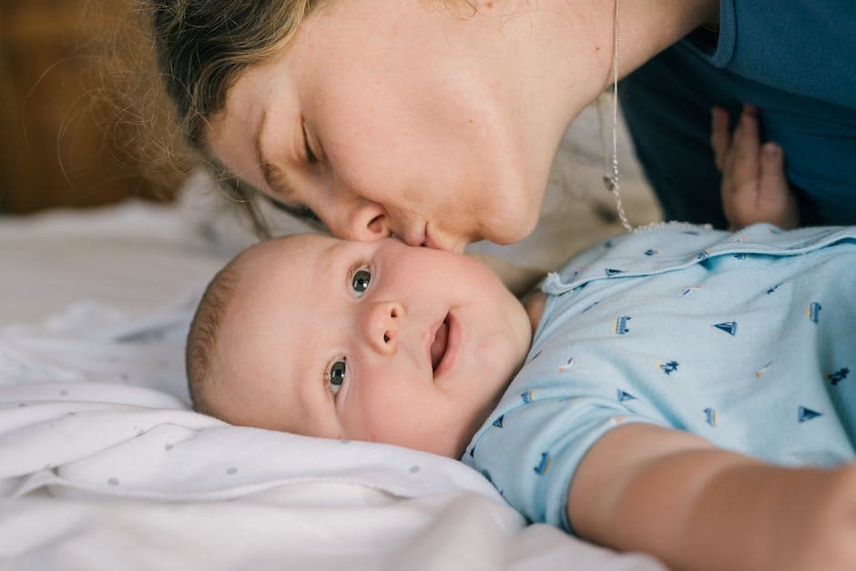 Foto van vrouw die baby kust