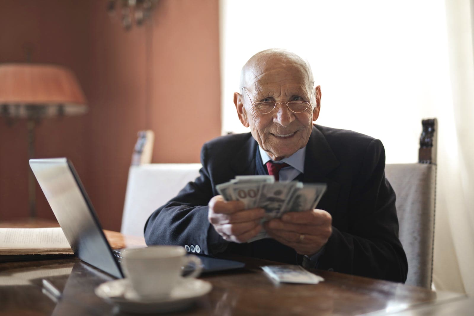 Senior zakenman achter een computer