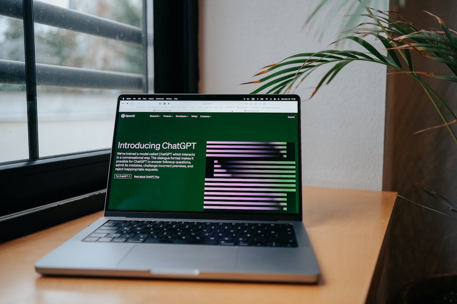 open laptop met daarop het venster van de website van chatgpt