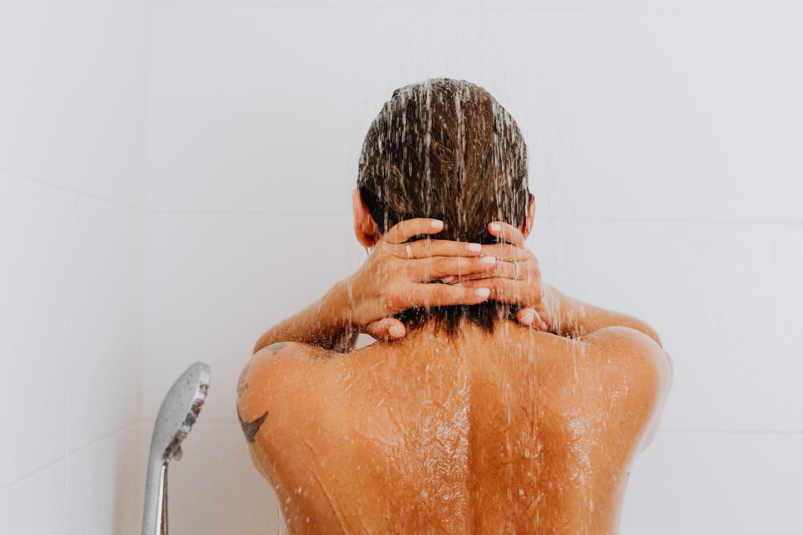 Vrouw onder de douche