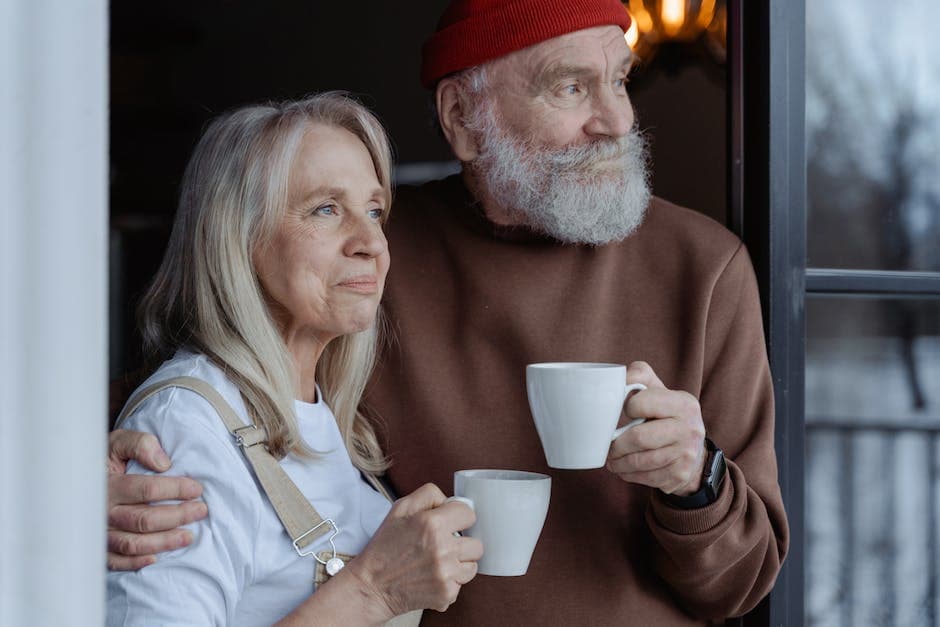 Man en vrouw houden witte keramische mokken vast