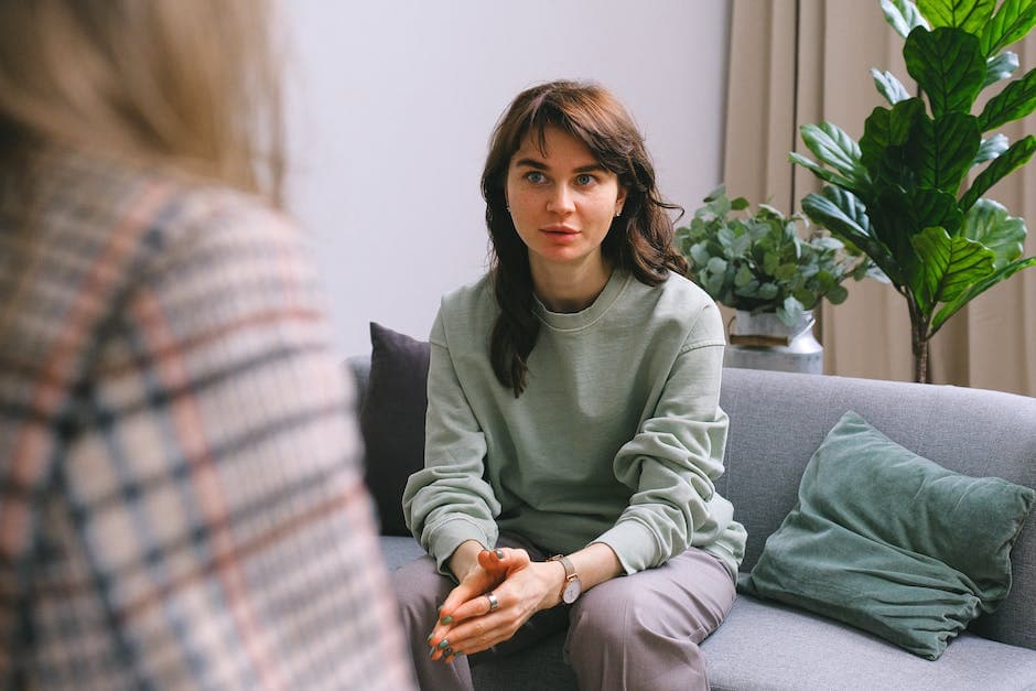 Cliënt luistert naar anonieme psycholoog