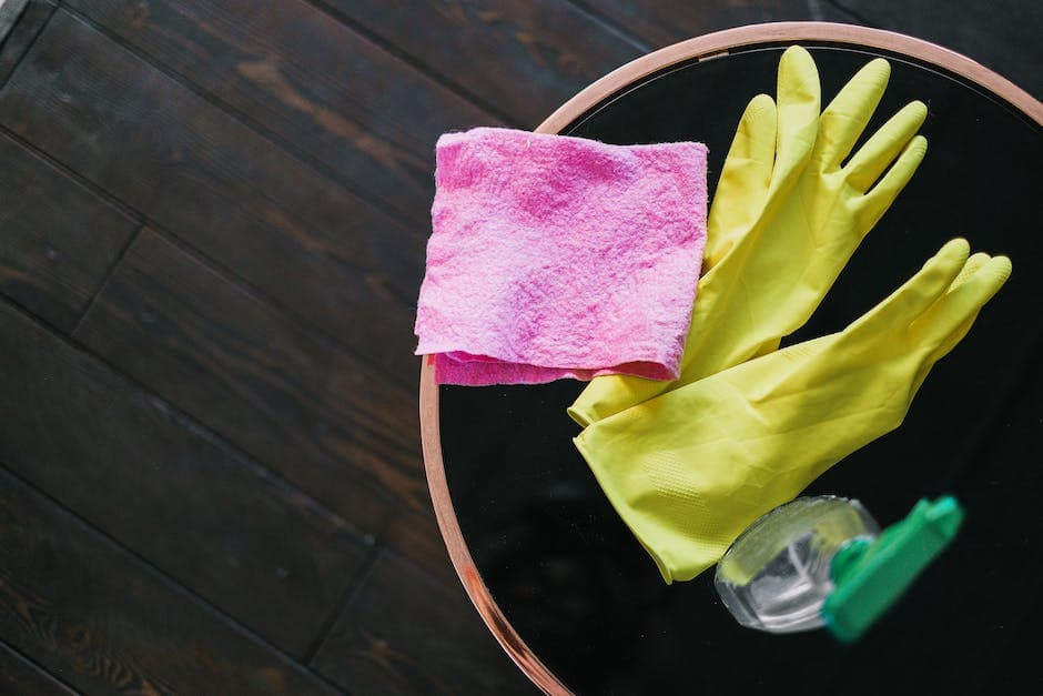 Latex handschoenen en fles reinigingsmiddel op tafel in kamer