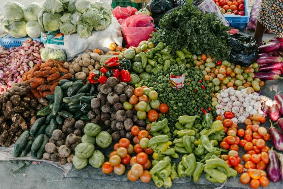 Verschillende groenten zoals paprika, bieten, kool, tomaten, greens, aardappel, courgette en wortel op de markt vanuit een vogelperspectief