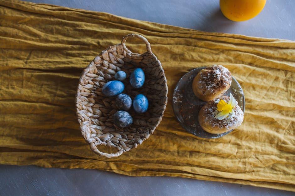 Blauwe eieren in een mand en Paascake