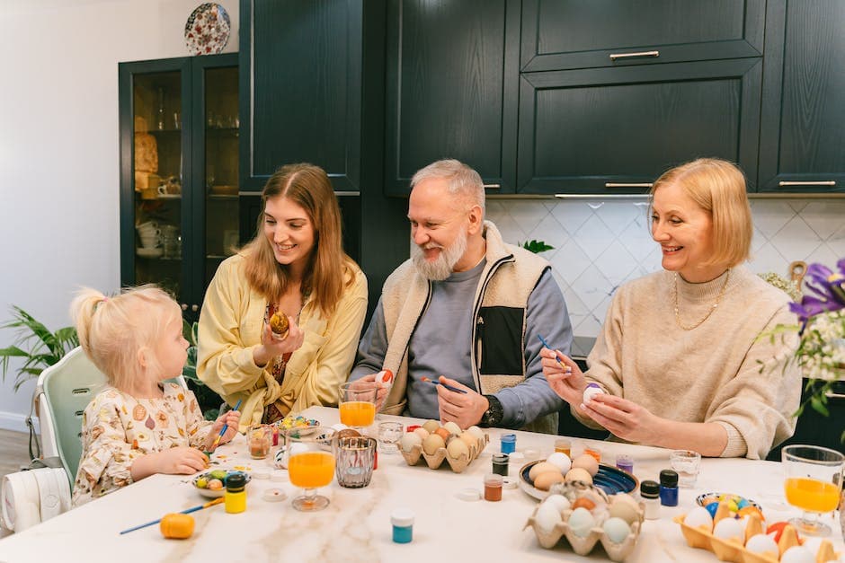 Familie die Paaseieren versiert