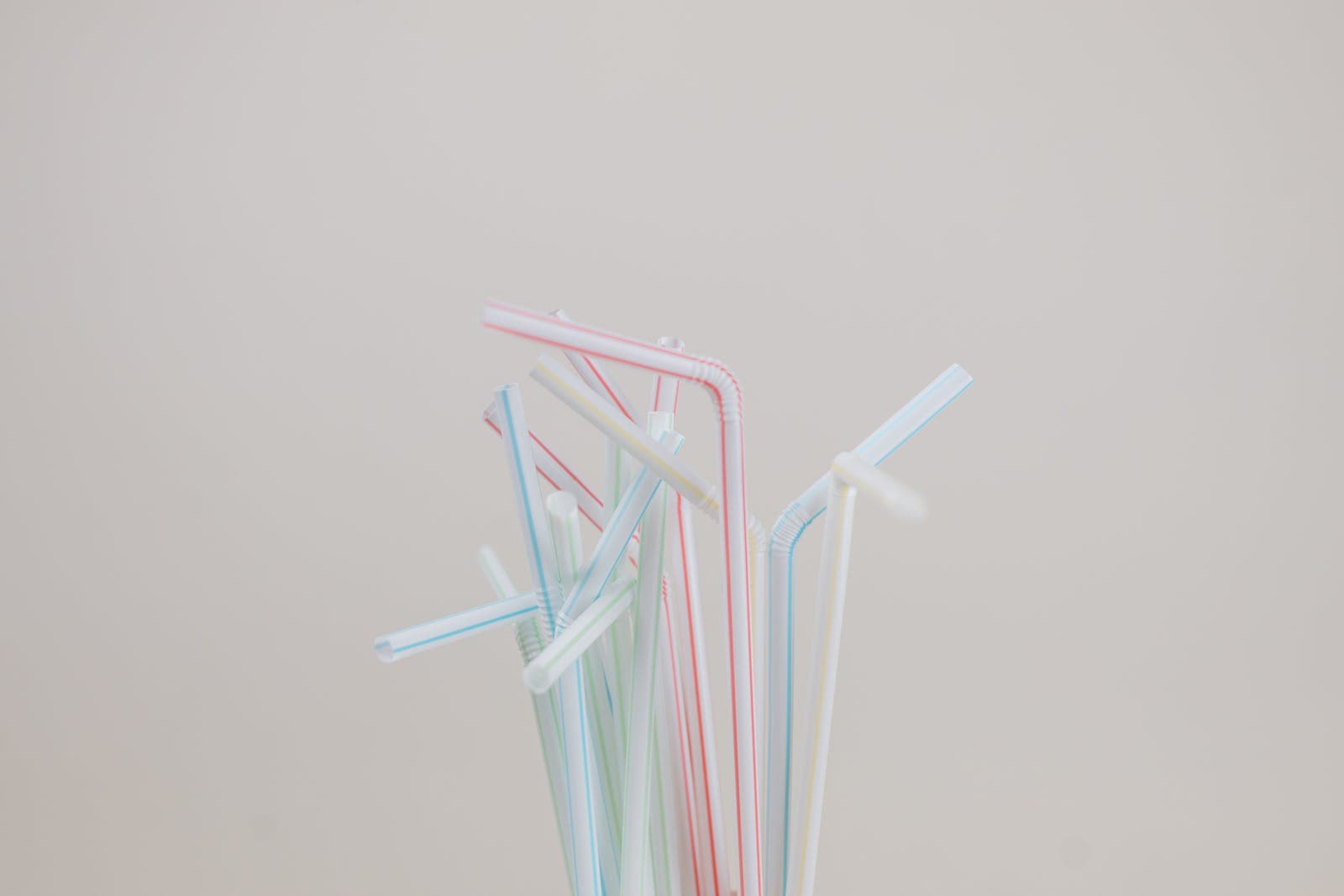 een foto met verschillende kleuren plastic rietjes