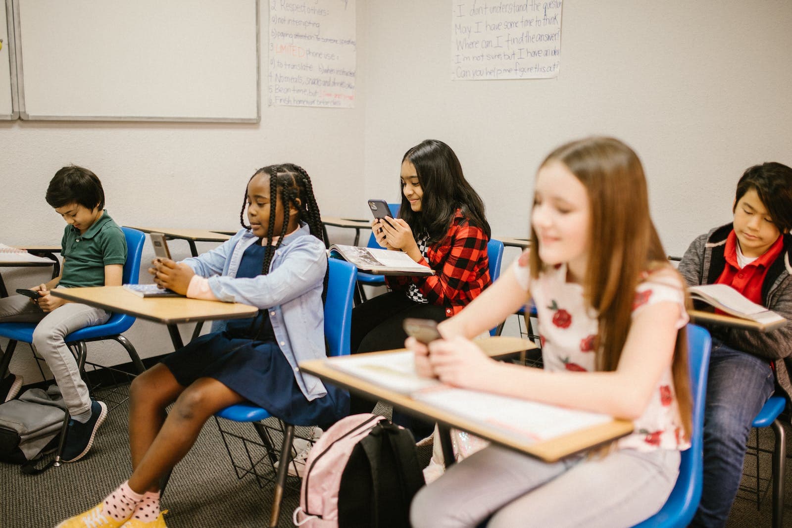 een klas met kinderen die een mobiel vasthouden