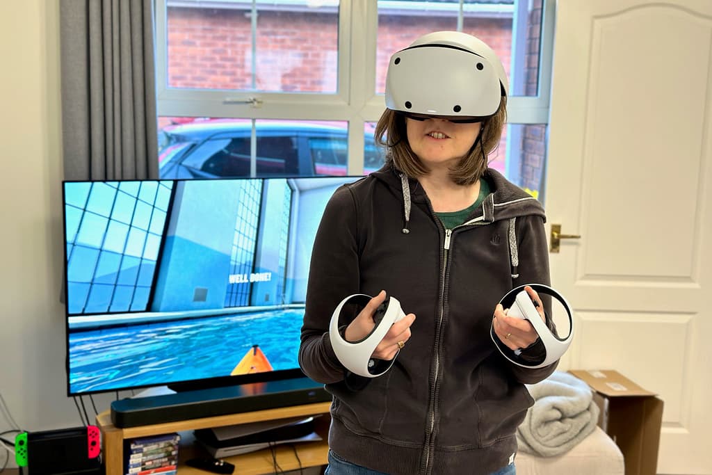 Persoon met de PSVR2 op de kop