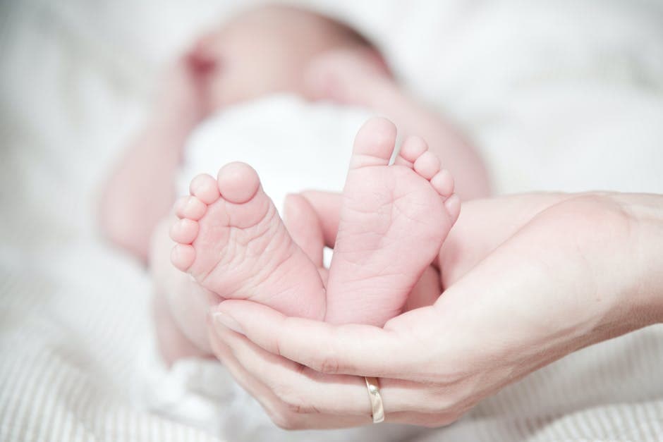 Close-up van handen die babyvoetjes vasthouden