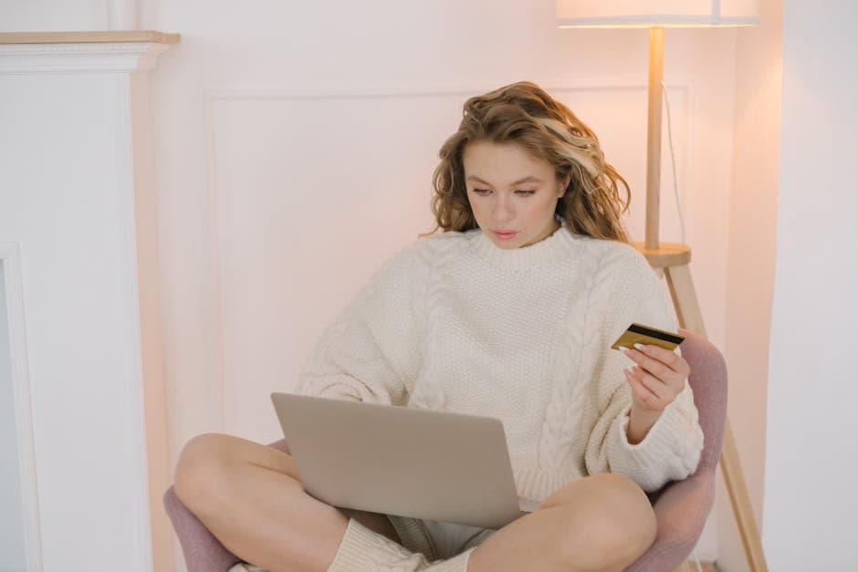 Een vrouw die online winkelt
