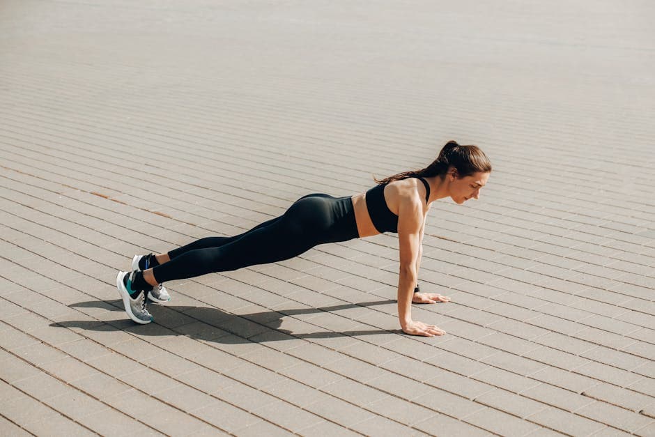 Een vrouw in sportkleding doet een push-up