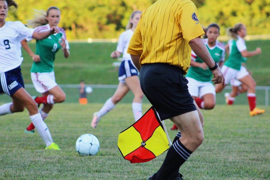 Vrouwelijke atleten spelen voetbal