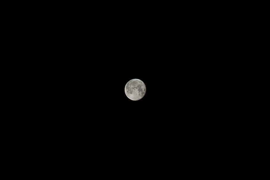 Volle maan in pikzwarte lucht