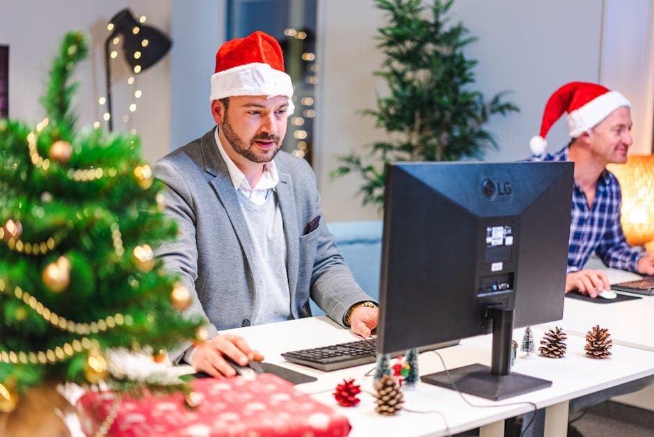 Mannen in kerstmutsen werken op kantoor