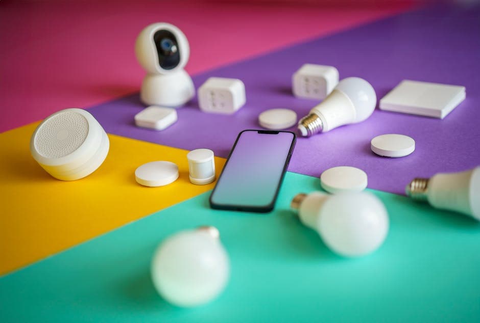 Smartphone met een mockup van slimme home-apparaten op het scherm.