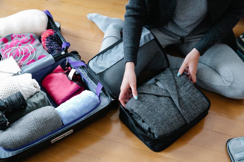 een persoon die vooral roze en grijze kleding inpakt