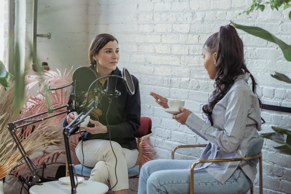 twee mensen nemen een podcast op