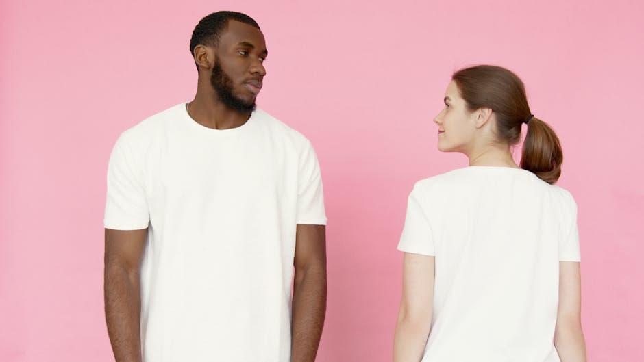twee mensen in wit tshirt