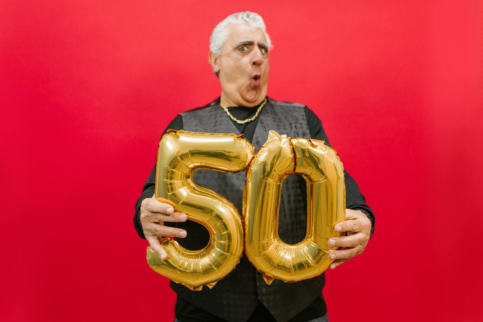 Man in het zwart houdt letters 50 vat en kuilt herschrikt
