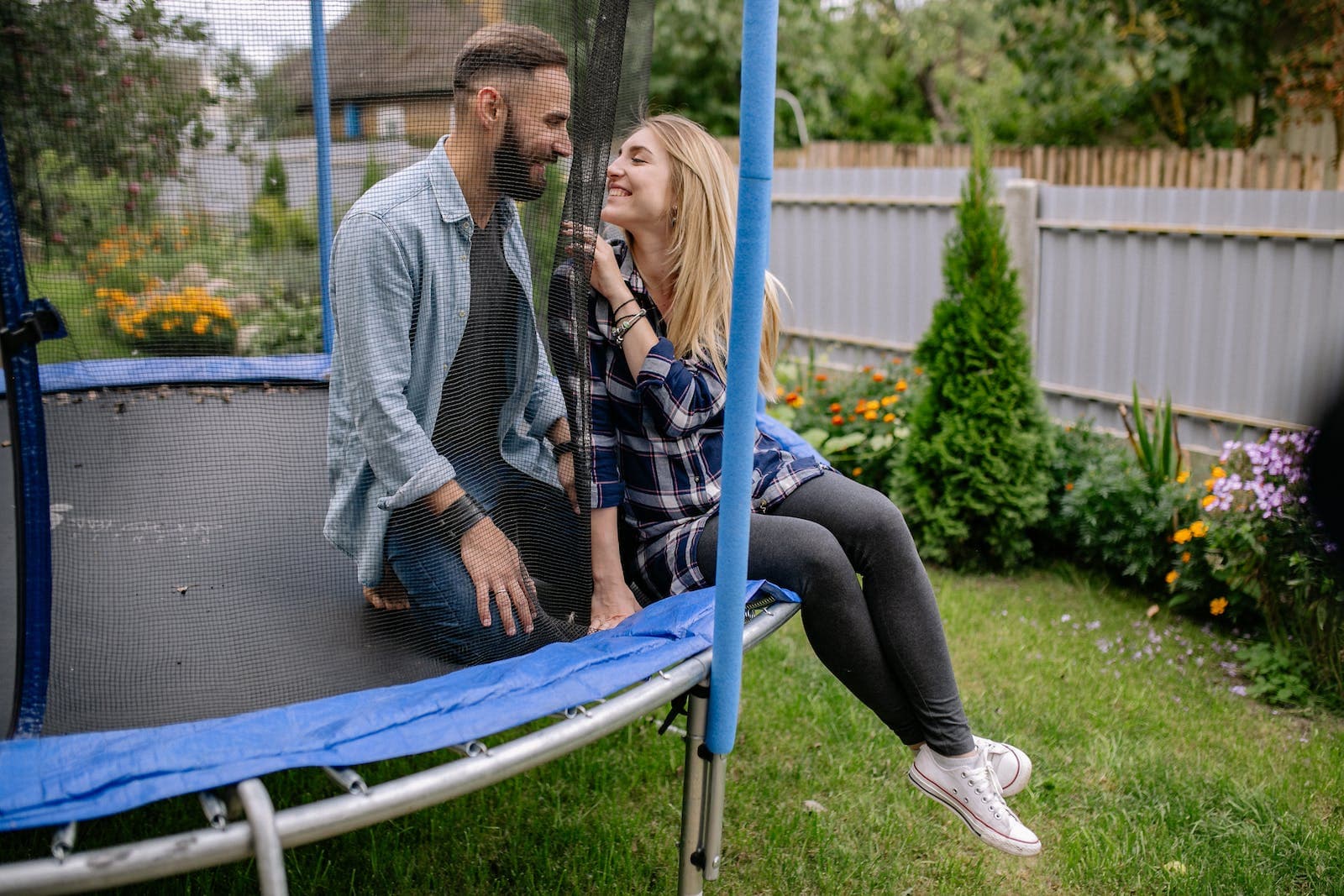 Een blij koppel op een trampoline