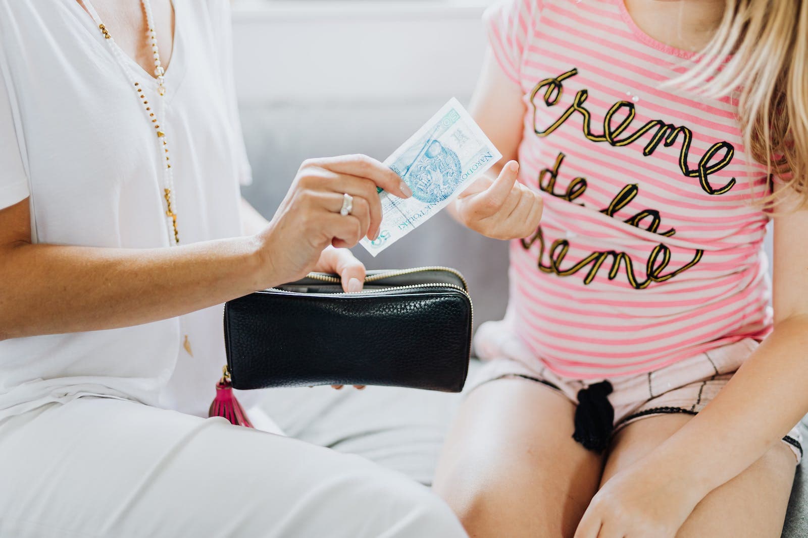 Moeder geeft dochter zakgeld