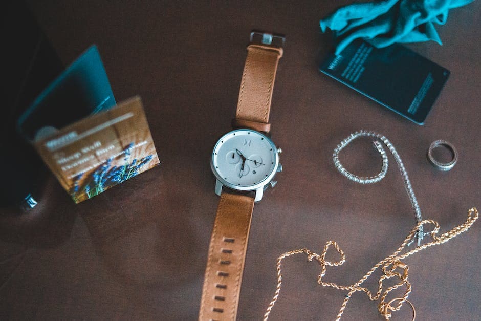 Zilveren analoge ronde horloge met bruine leren band