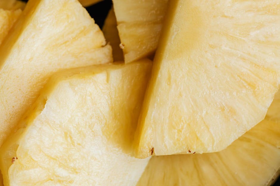Stapel van verse gele plakjes ananas vanuit bovenaanzicht