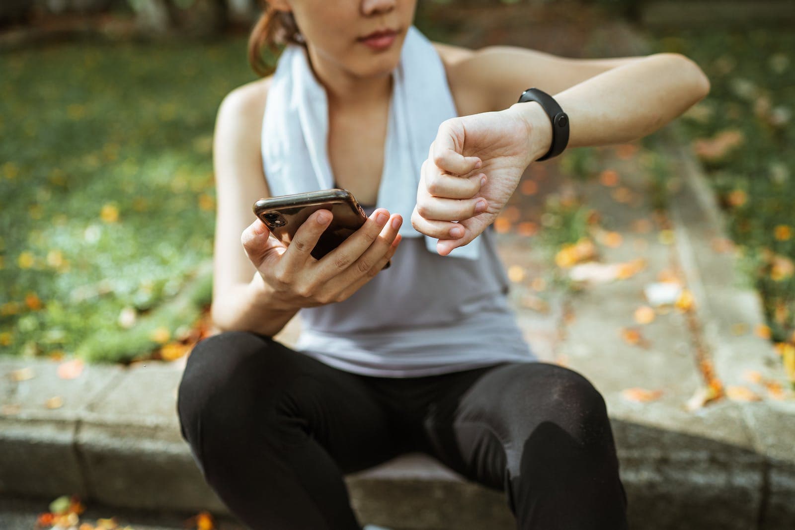 een vrouw kijkt tijdens het sporten op een app die het sporten trackt