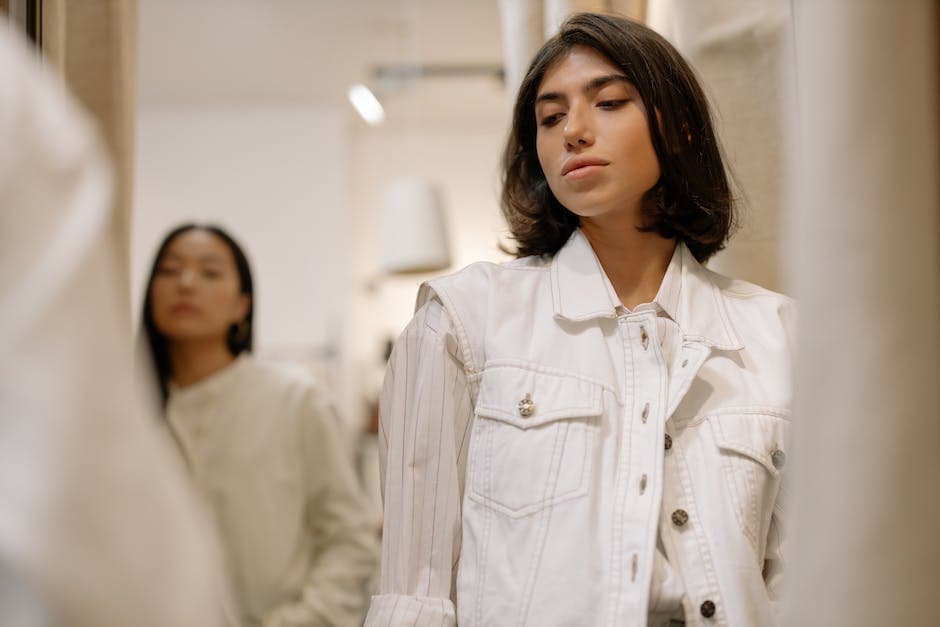 Vrouw in witte knoopvest