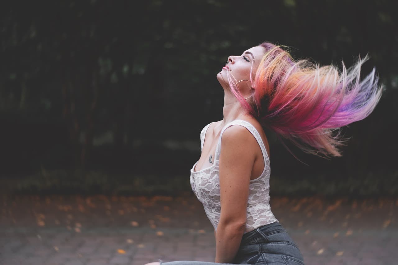 Vrouw met geverfd haar