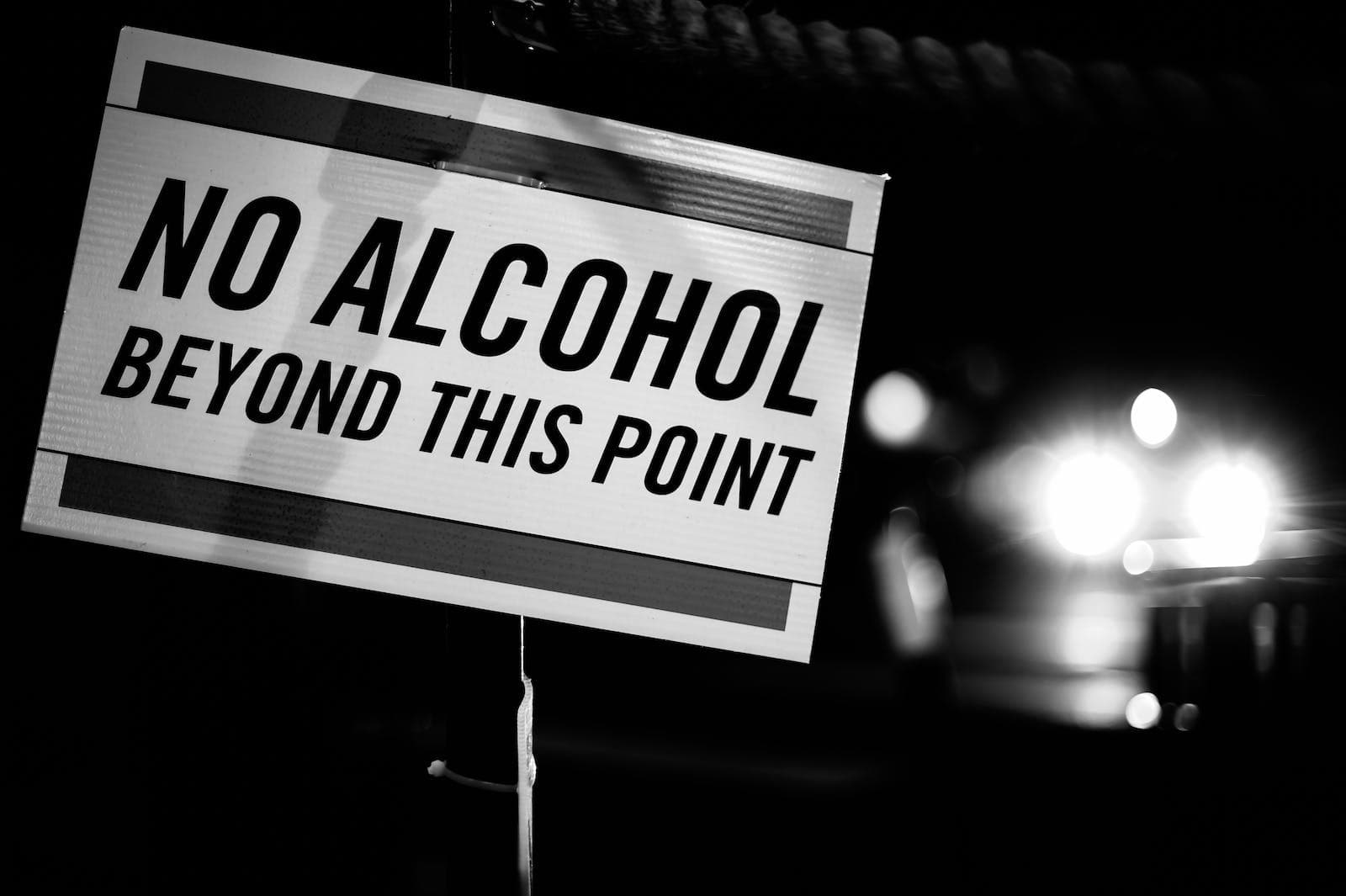 Bord met de tekst “No alcohol beyond this point”