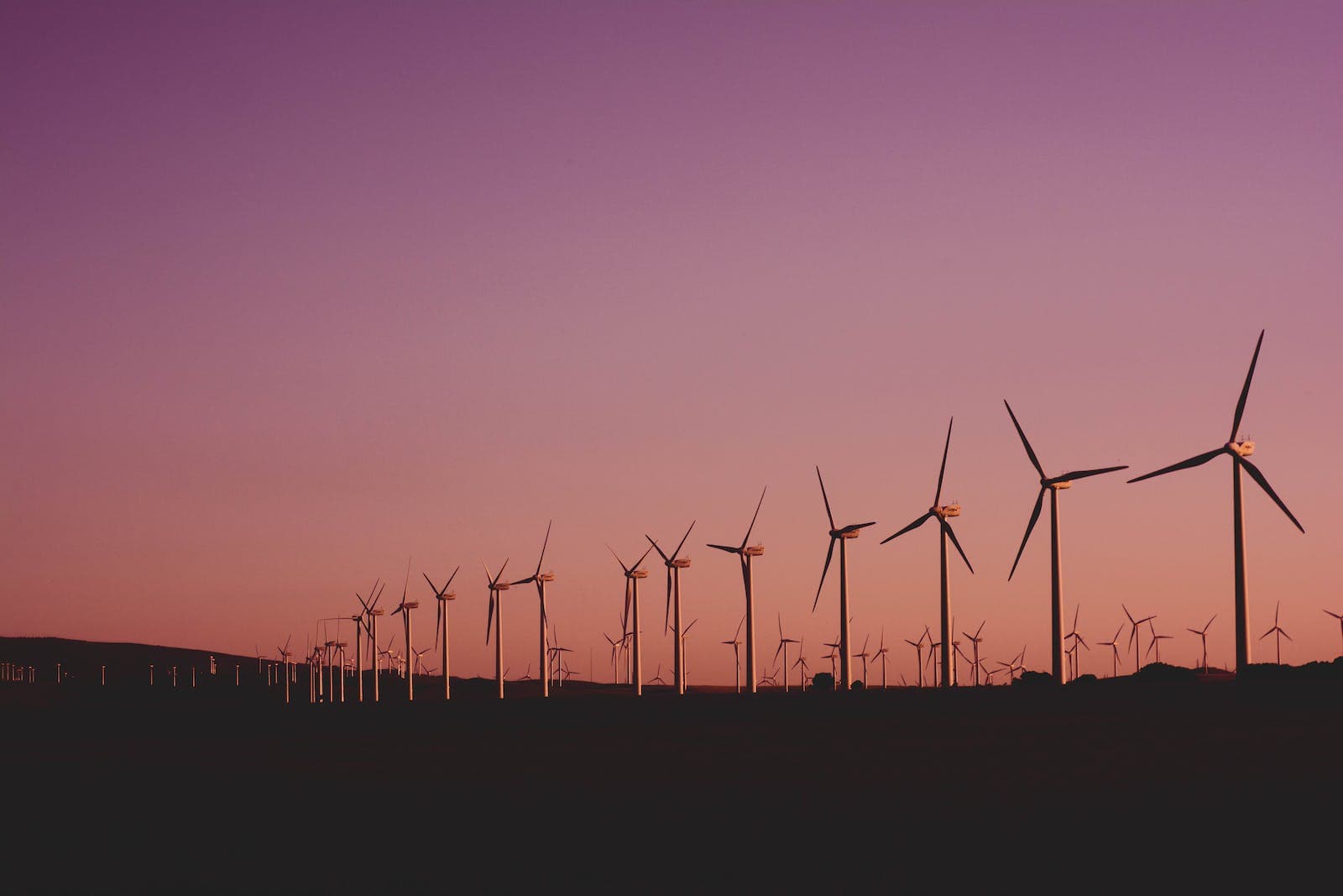 foto van windmolens (turbines die windenergie opwekken)
