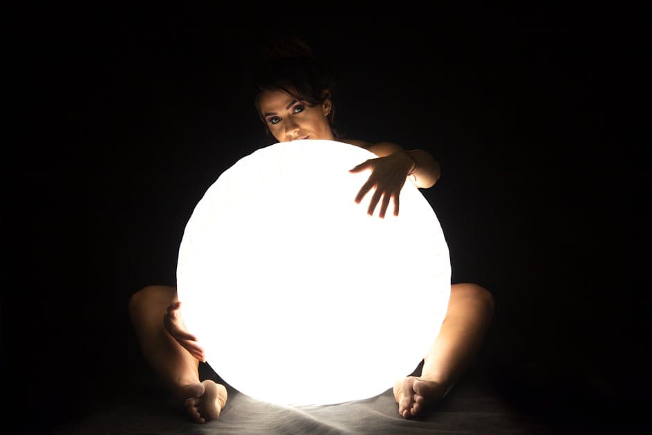 Vrouw houdt een grote LED-bal vast