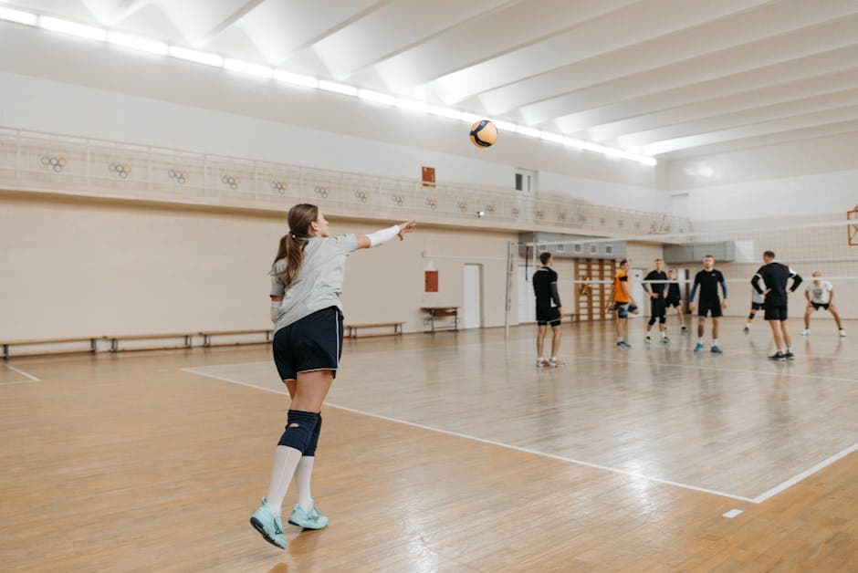 een vrouw slaat een volleybal op